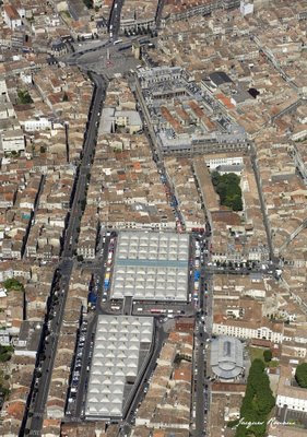 Vue aérienne de Bordeaux avec le marché des Capucins et la Place de la Victoire