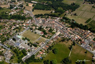 Vue aérienne de la ville de La Brède
