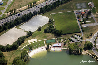 Vue aérienne de la plage de Bègles avec un bouchon sur la Rocade toute proche