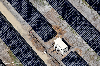 Vues aériennes des panneaux solaires de la centrale EDF de Losse.