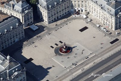 Vue aérienne de la fontaine des 3 grâces place de la Bourse à Bordeaux