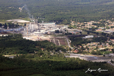 vue aérienne de l'usine de pâte à papier Smurfit kappa de Facture Biganos