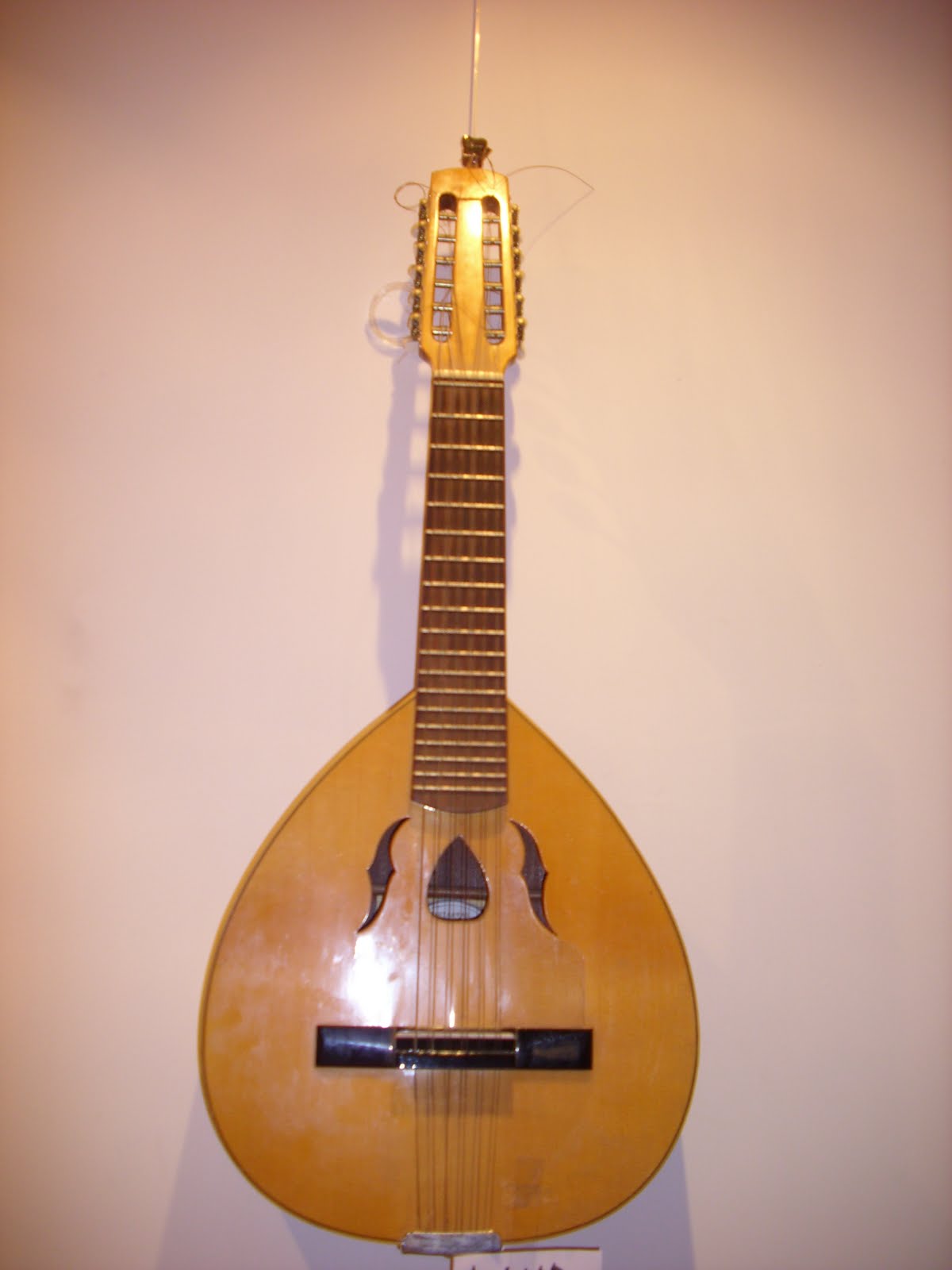 UZMAN ALMERABET Instrumentos de Cuerda