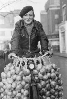 Eighteen-year-old+Jean+Berthevas+from+Santec+in+Brittany,+who+works+as+a+door-to-door+onion+seller+around+London,+25th+February+1939..jpg
