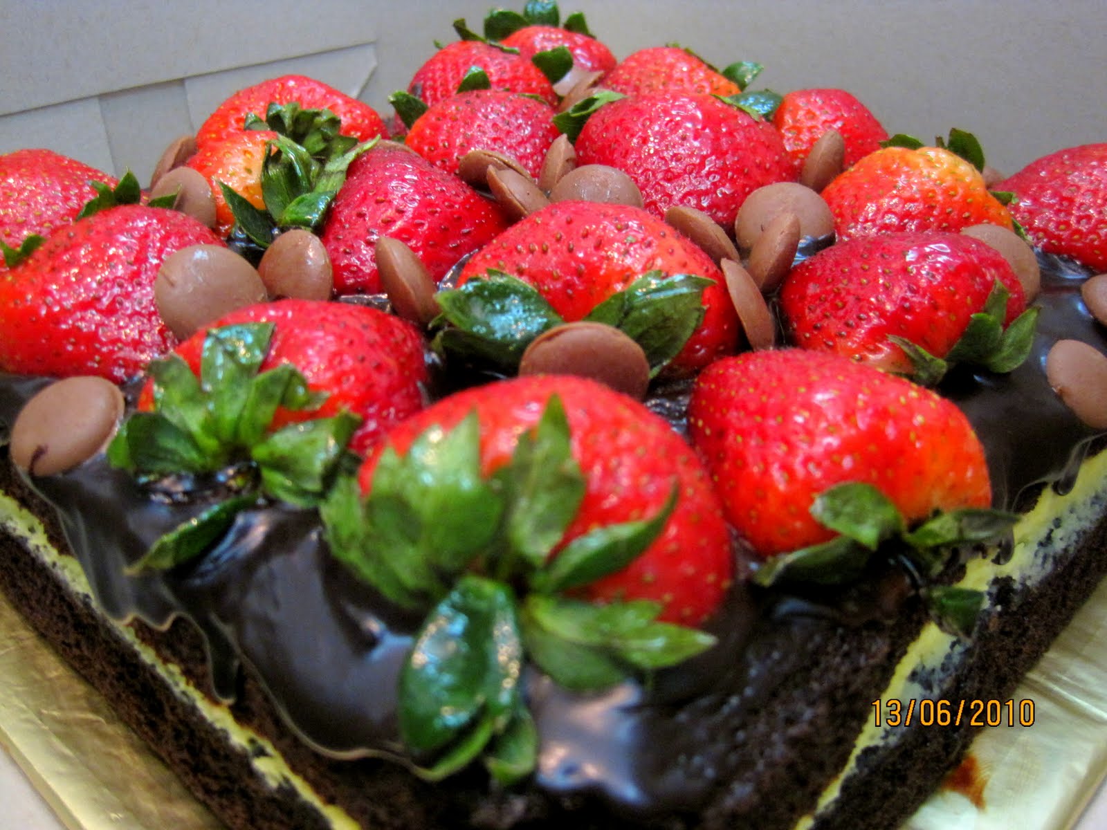 Edalina's CakeHouse Brownies kukus lapis cheese wif fresh strawberry