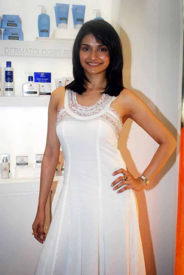Prachi Desai Actress hot photos in white dress navel show
