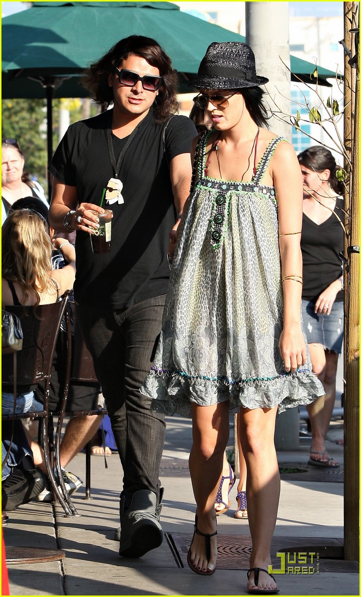 [katy-perry-hangs-with-russell-brands-brother-02.jpg]