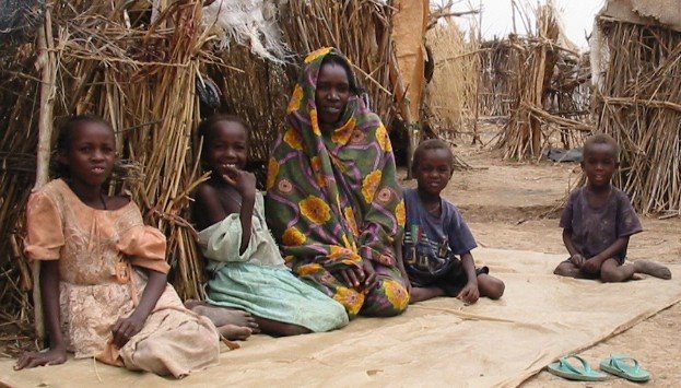 [Darfur_IDPs_children_sitting.jpg]