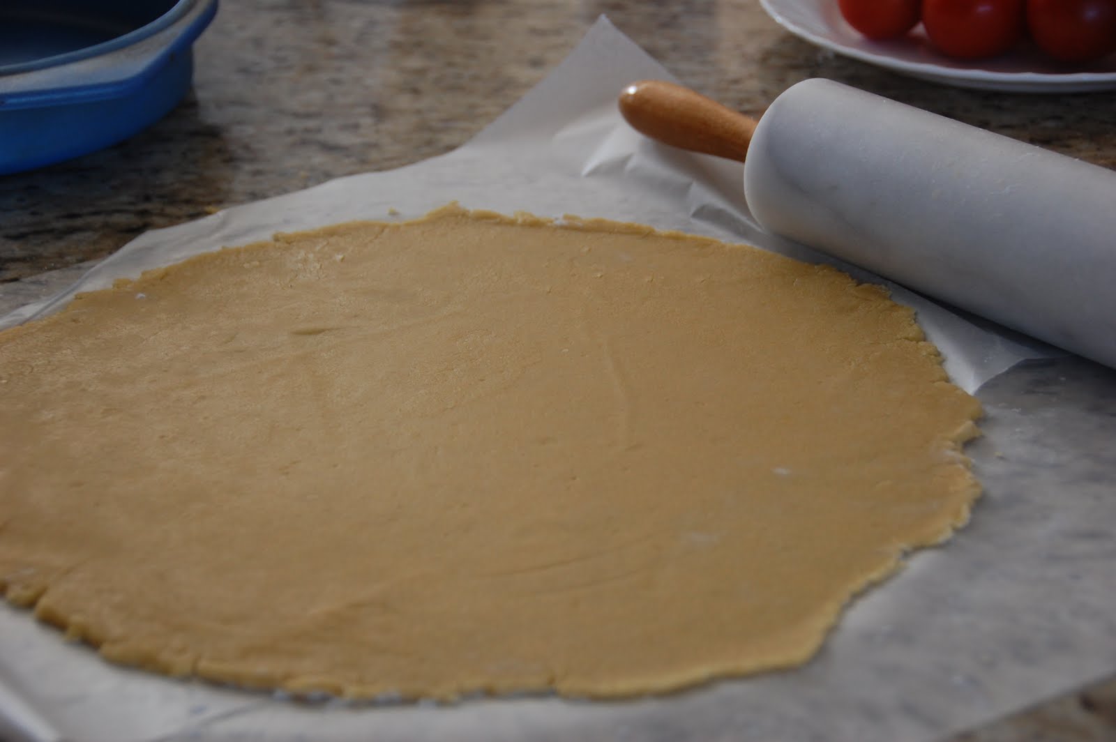 пергаментная бумага для выпечки. на какую сторону пергамента выкладывать тесто. на какую сторону пергамента выкладывать тесто. тосканское тесто. тесто длинное эластичное тянущееся.