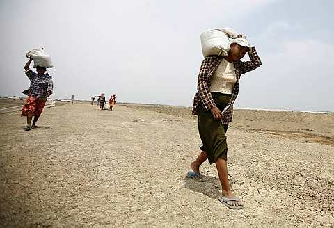 [Cyclone+Nargis12.jpg]