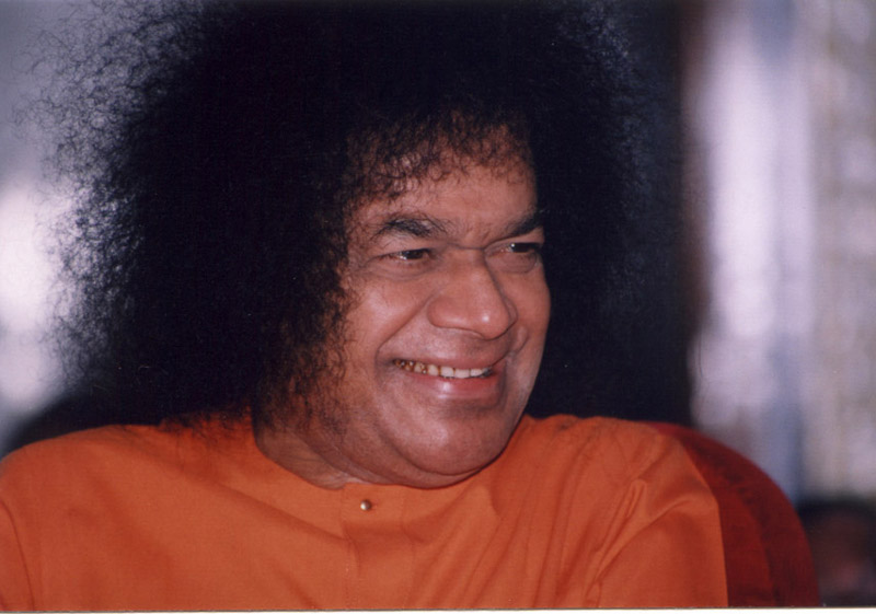 Саи баба. Саи баба святой. 108 имен саи бабы. Шри сатья саи баба. Сатья саи баба похороны.