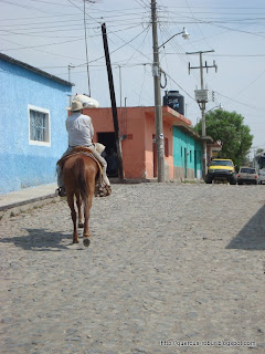Señor a caballo en Navajas