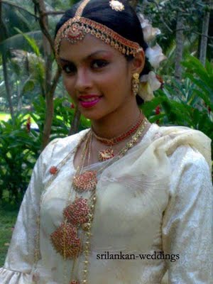 http://1.bp.blogspot.com/_5eZDZgRT0J4/TJhUxKS2StI/AAAAAAAAHpk/itoRzlEltEU/s1600/Shalani%20Tharaka+Bride-788783.jpg