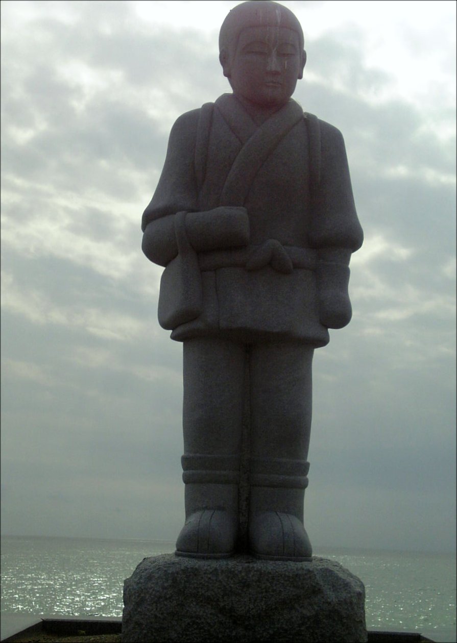 [statue+in+kikonai.jpg]