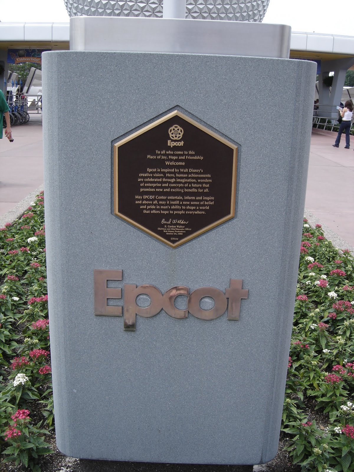 Disney Vacation Kingdom: EPCOT Main Entrance Plaza