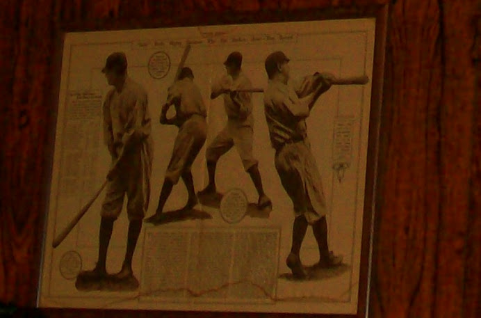 The walls at Lefty´s are packed with photos...