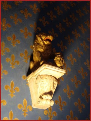 leone con testa decapitata della sala dei gligli in palazzo vecchio