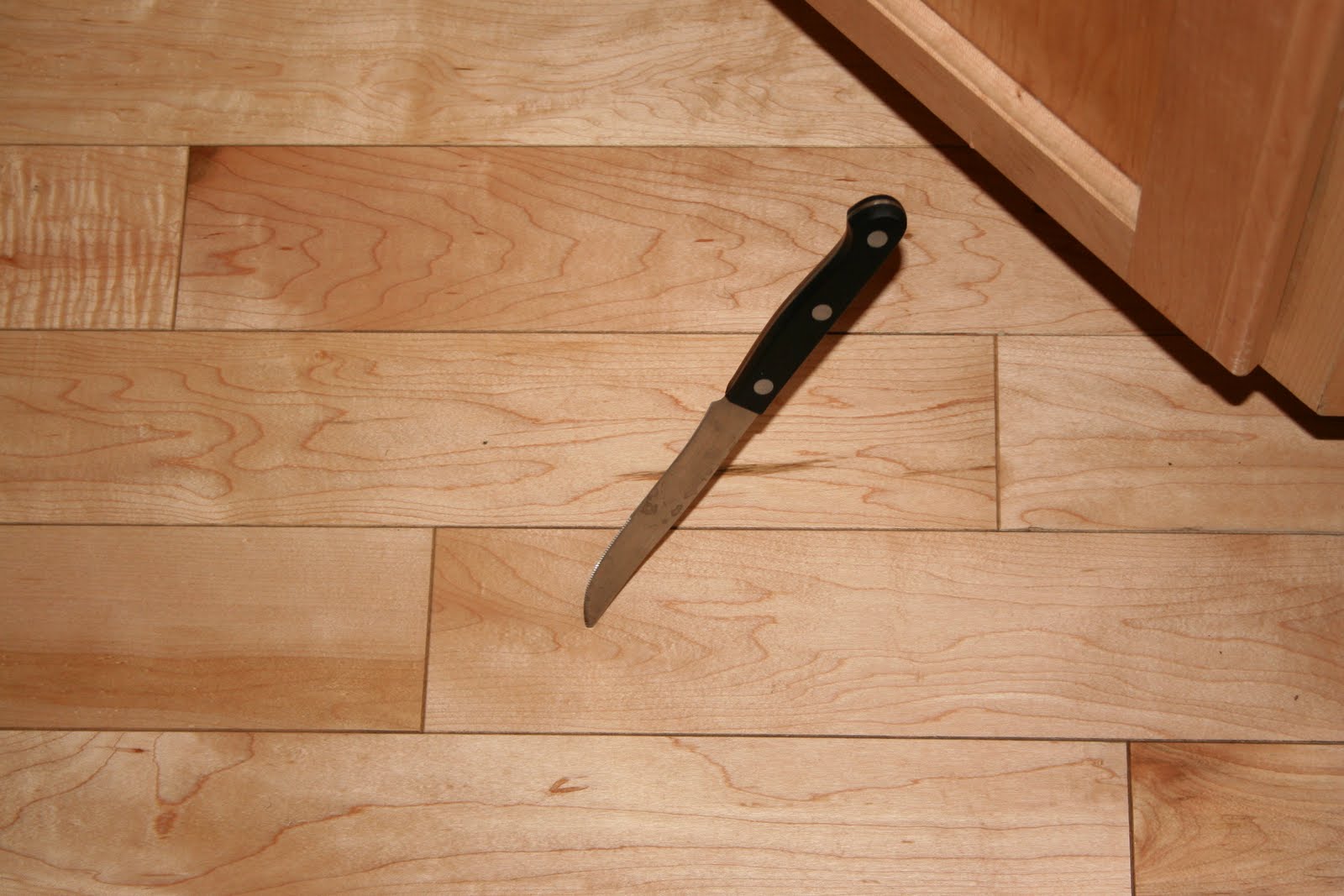 Bilderesultat for knives on the floor