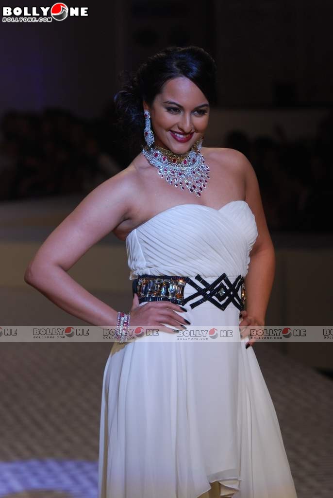 Coolzone Sonakshi Sinha Looking Hot In White Short Dress