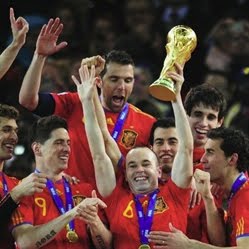 Andrés Iniesta con la copa de campeones del mundo