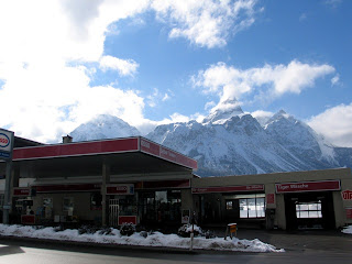Esso station met op de achtergrond de Sonnenspitze