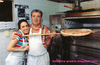 На фото греческая певица Каломира и её папа, на кухне их семейного ресторана в США