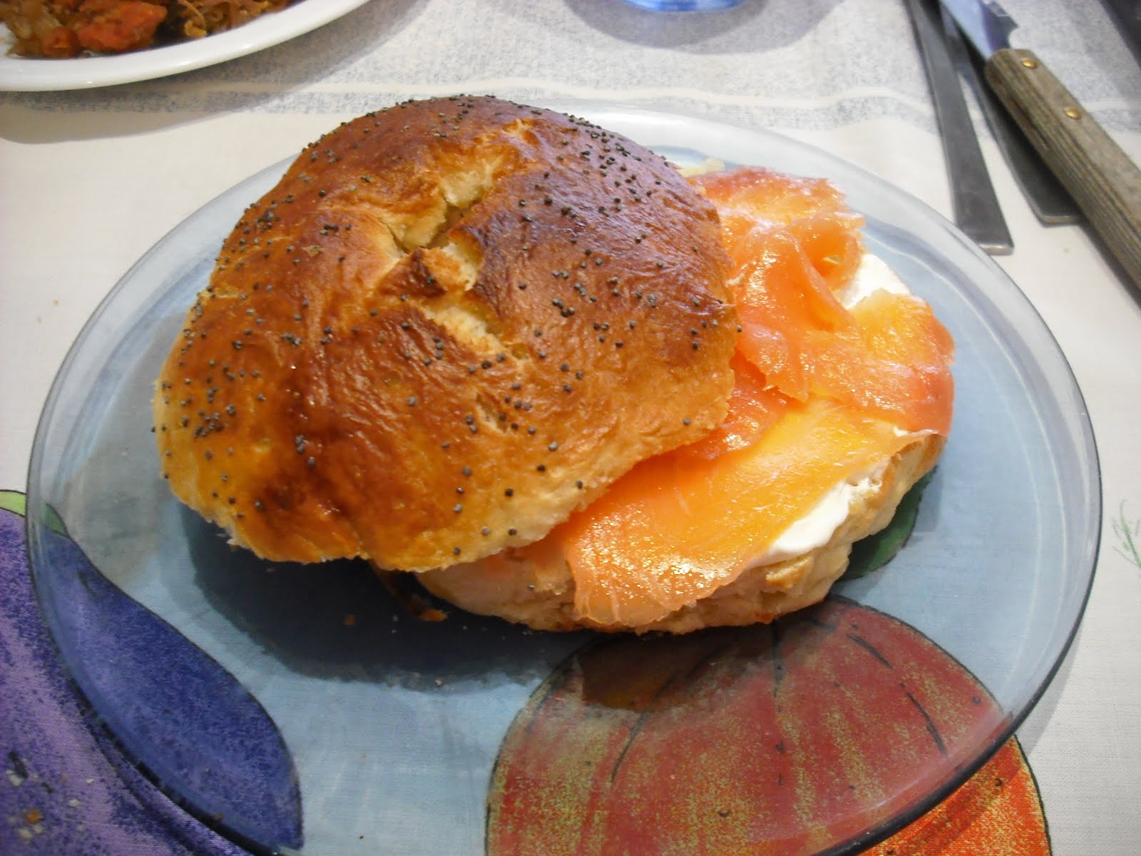 Cookie Monster at Work Bagel de salmón y queso philadelphia