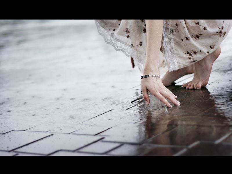 Звон шагов. Девочка босиком под дождём. Женщина дождя. Девушка в платье босиком под дождем.