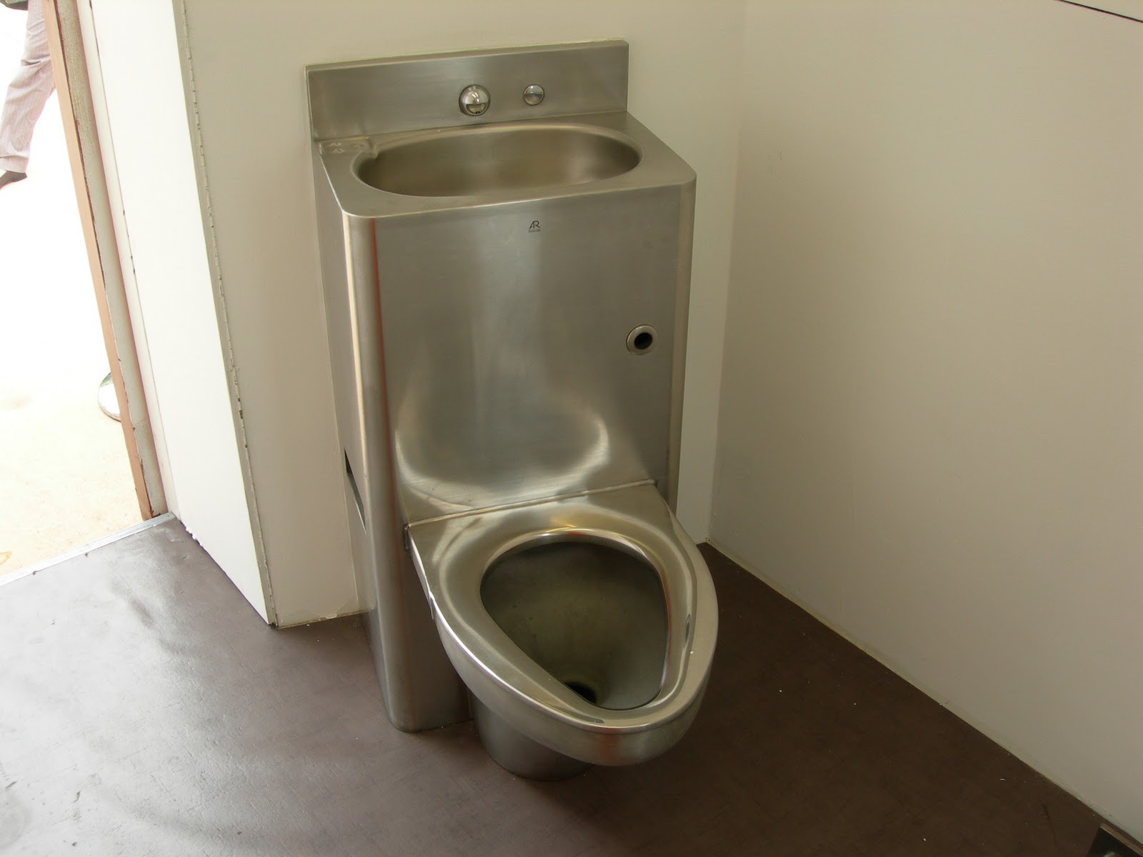 http://1.bp.blogspot.com/_6p3UFHZzS8I/TUxIah8NXzI/AAAAAAAAADs/D7-b-ouHphs/s1600/Amnesty-gitmo-cell-toilet.jpg