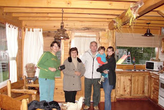A sala da cabana Guardianes del Bayo, em Villa la Angostura