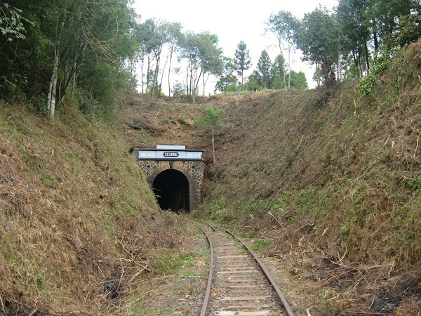 Túnel Ferroviário e Cruz em Honra as Vítimas do Zeca Vacariano