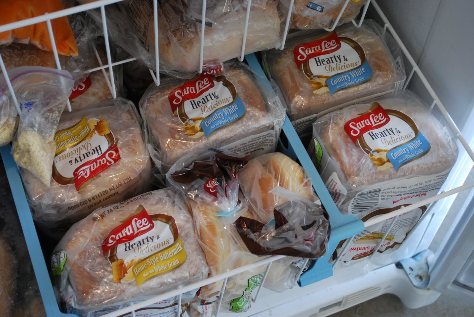 Заморозка хлеба. Замороженный хлеб. Замороженные хлебобулочные полуфабрикаты. Хлеб в заморозке. Замороженный хлеб в морозилке.