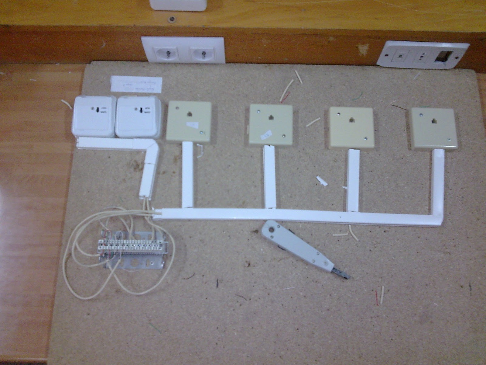 angel y rodri: montaje de una instalacion telefonica con canales de