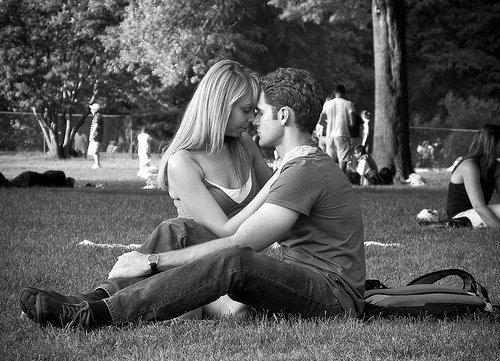 [couple+in+the+park+in+embrace]