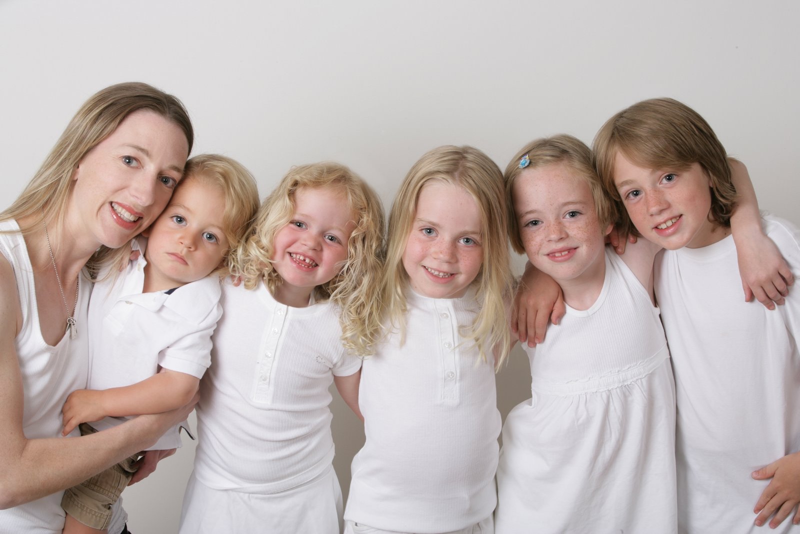 [Julie+with+kids+-+white08.JPG]