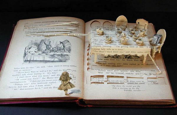 [arte-com-livros-alice1.jpg]