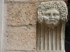 Columna ornamentada. Acceso doméstico. Verona, Italia.