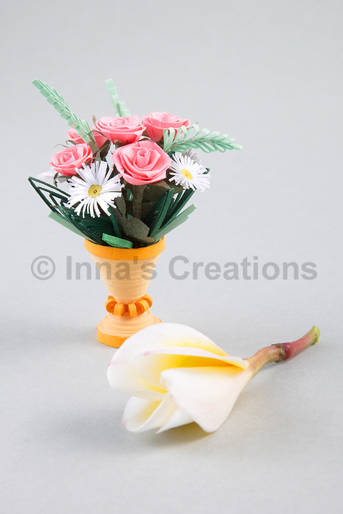 Miniature quilled bouquet