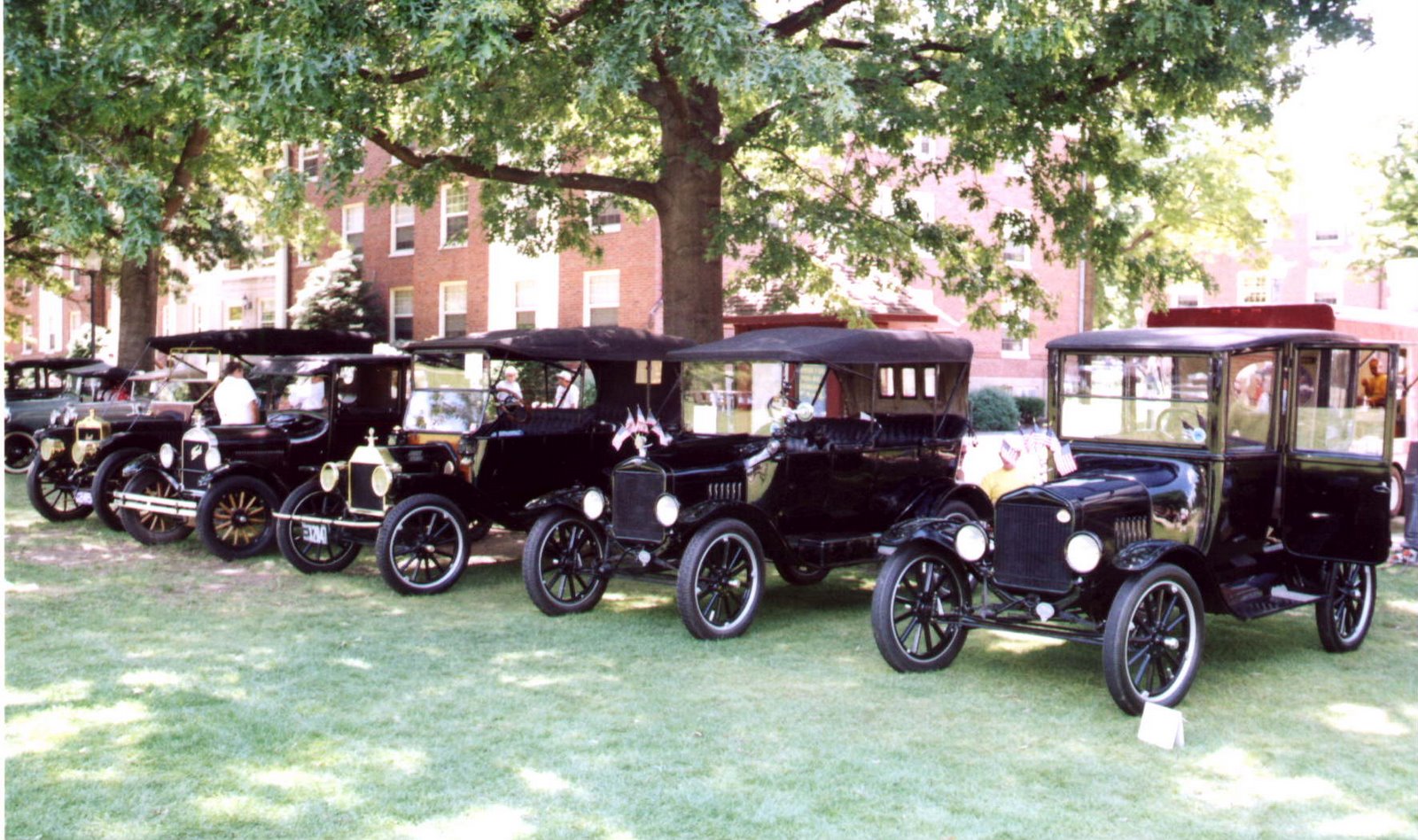 [varios-modelo-t-em-exposicao.JPG]