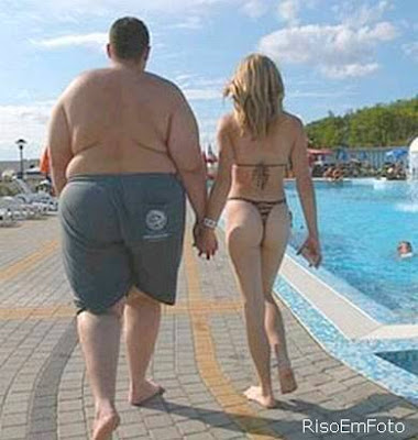 Gordo Obeso passeia com mulher gostosa.