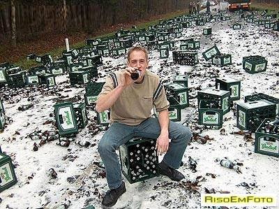 Um Bêbado esperto aproveita as cervejas que não quebram e gelaram na neve.