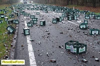Acidente com Caminhão de Cerveja tombado derruba muitas garrafas no asfalto.