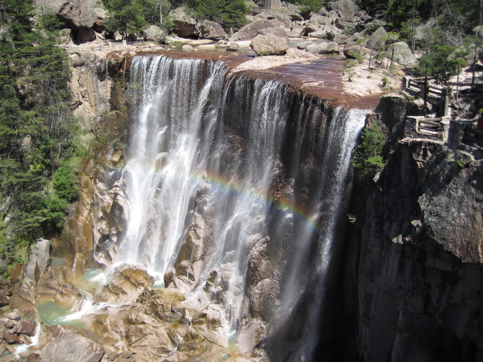 Какие водопады располагаются в северной америке. Водопад Басасеачи. Водопады Мексики. Водопад Басасеачи где находится. Водопад Басасеачи Северной Америки сообщение.