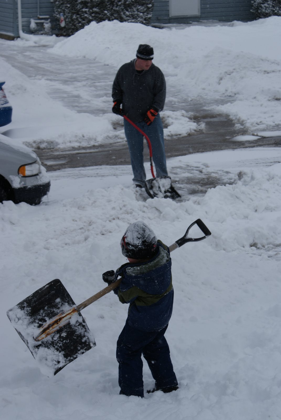 [Noah+and+Mal+shoveling.JPG]