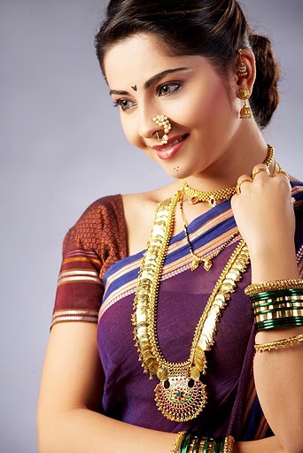 [sonali-kulkarni-saree.jpg]