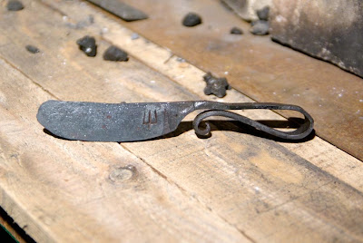 Et voilà le couteau de table « brut de forge ». Il ne reste plus qu'à le polir et l'affuter.