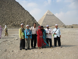 MESIR; bersama famili di hadapan piramid