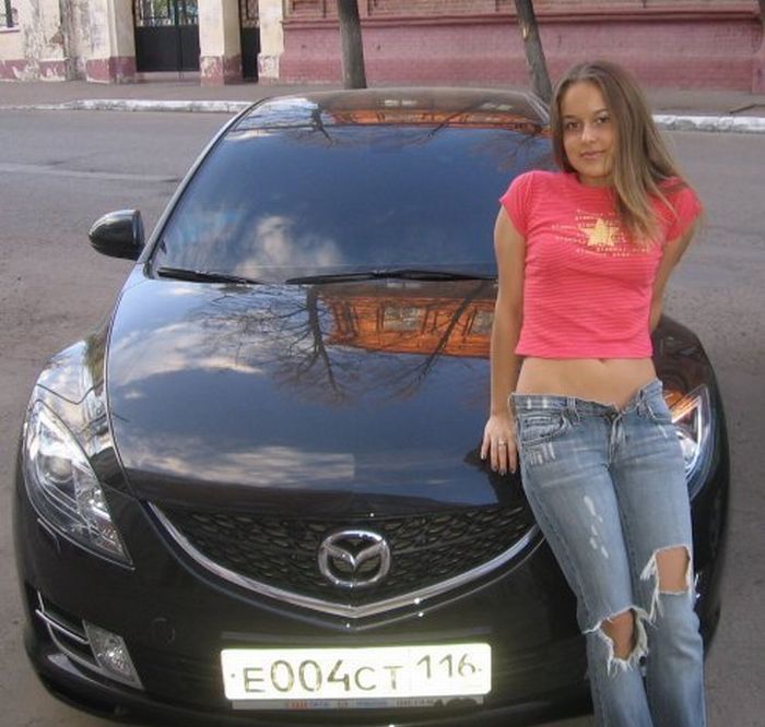Голые девушки моют авто
