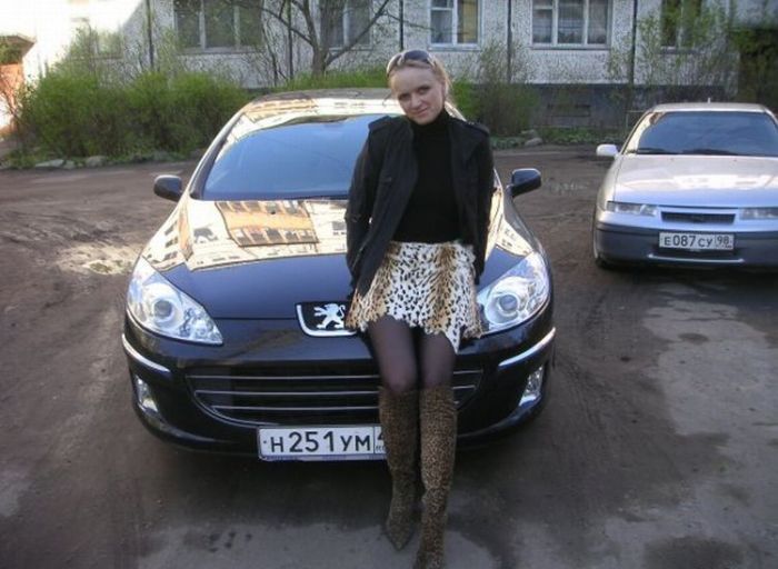 Девушка автомобиль море