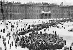 Manifestantes frente al palacio del zar en 1917